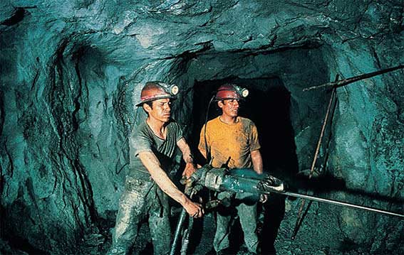 Minería en el Perú: La minería es una de las actividades económicas más importantes del Perú, aporta el 20% de los ingresos fiscales, 15% del PBI y el 60% de las exportaciones. Los principales minerales del Perú se concentran diferentes puntos de la cordillera de los Andes.