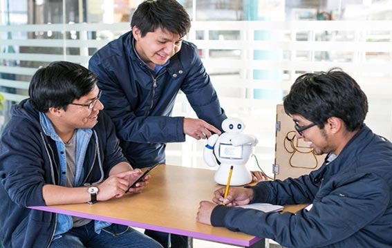 Jóvenes universitarios de la Universidad Continental de Huancayo (Perú), inventaron un robot que ayuda a los niños con trastornos de lenguaje y también un brazo biomédico que beneficia a las personas con discapacidad.